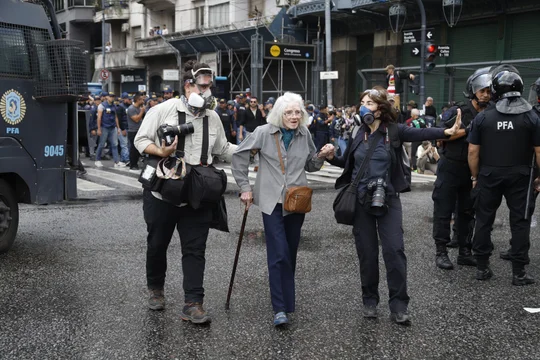 Tensión en el Congreso: incidentes, violencia y detenidos en la marcha de los jubilados con la hinchadas